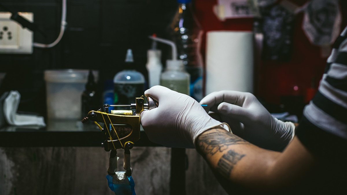 Tatuadores deberán obtener tarjeta de control sanitario
